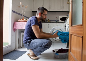 “Eu não <i>ajudo</i> minha esposa a limpar a casa. Também moro aqui