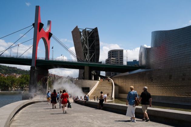 Varias personas pasean junto al Museo Guggenheim de Bilbao Varias personas pasean junto al Museo Guggenheim de Bilbao