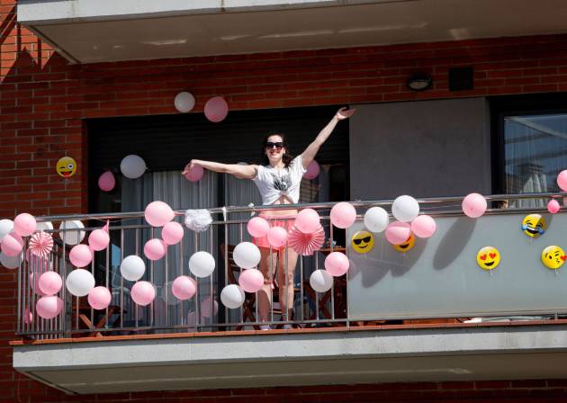 Vecinos de Santa Margarida de Montbui salen cada dia a las 12.00 a bailar Vecinos de Santa Margarida de Montbui salen cada dia a las 12.00 a bailar