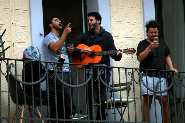 Vecinos de L'Hospitalet salen a sus balcones como cada día a animar y homenajear a los sanitarios Vecinos de L'Hospitalet salen a sus balcones como cada día a animar y homenajear a los sanitarios