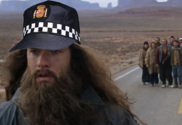 En uno de sus últimos montajes, la Policía Local de Olivares recreaba una popular escena de Forrest Gump. Pero con Tom Hanks con gorra de policía En uno de sus últimos montajes, la Policía Local de Olivares recreaba una popular escena de Forrest Gump. Pero con Tom Hanks con gorra de policía