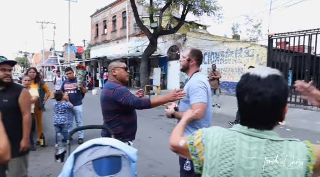 Los vecinos expulsaron al estadounidense entre empujones e insultos. Captura de pantalla.  Los vecinos expulsaron al estadounidense entre empujones e insultos. Captura de pantalla.