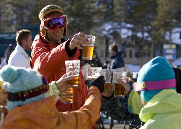 Un grupo de amigos en una terraza en invierno Un grupo de amigos en una terraza en invierno