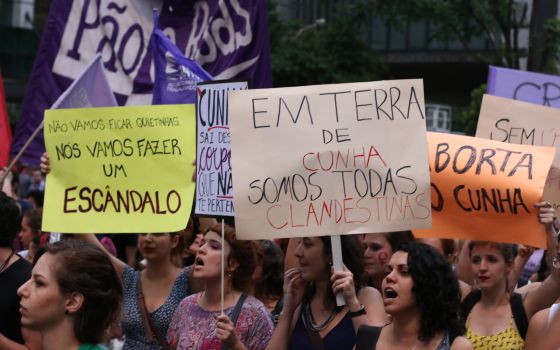 Manifestantes em defesa dos direitos das mulheres em protesto nesta quinta-feira o presidente da Câmara, Eduardo Cunha, na Avenida Paulista, em São Paulo.