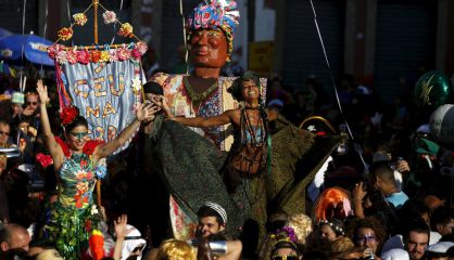 Foli&otilde;es no bloco "C&eacute;u na Terra", no Rio de Janeiro
