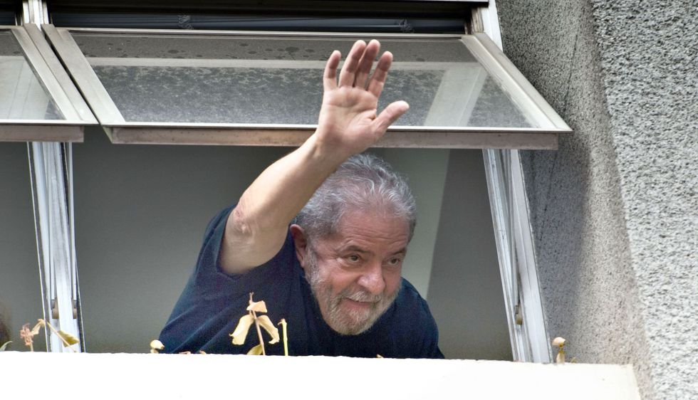 Lula acena após prestar depoimento à PF.