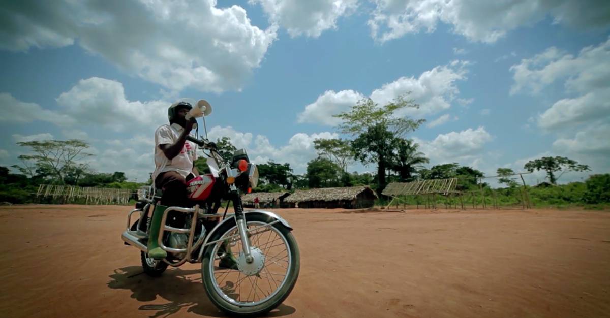 Un motorista de la red de vacunación de MSF.