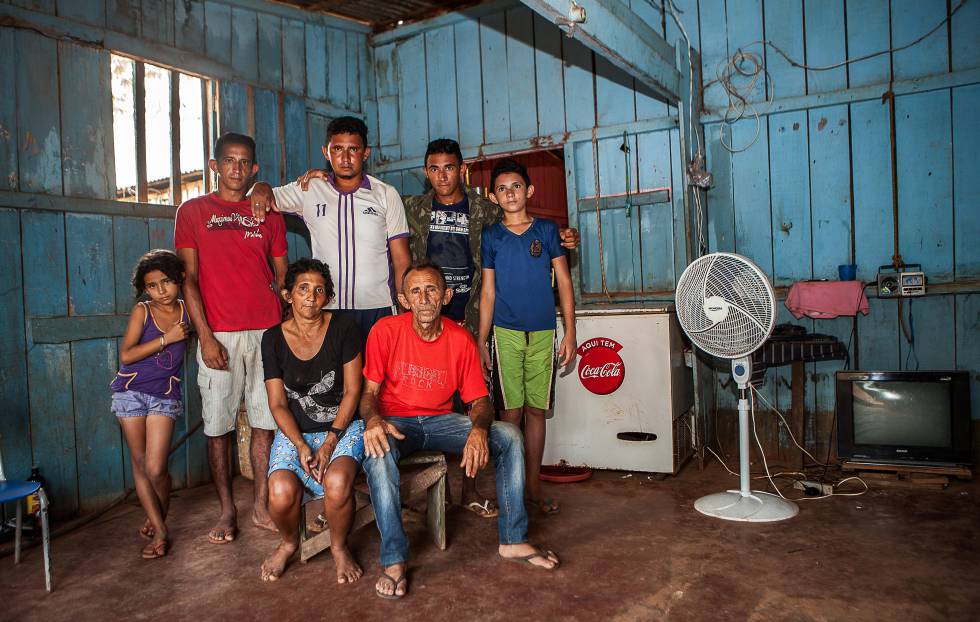 A primeira não-casa: a família de Otávio das Chagas na casa alugada na periferia de Altamira, em novembro de 2014.
