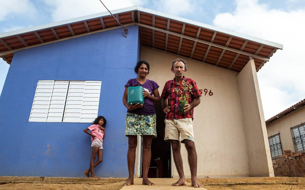 A segunda não-casa: Otávio das Chagas e a mulher Maria numa unidade de Reassentamento Urbano Coletivo (RUC), na periferia de Altamira, em setembro de 2015, com as plantas que restaram