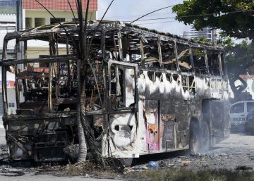 Autobús quemado este lunes, en Navidad