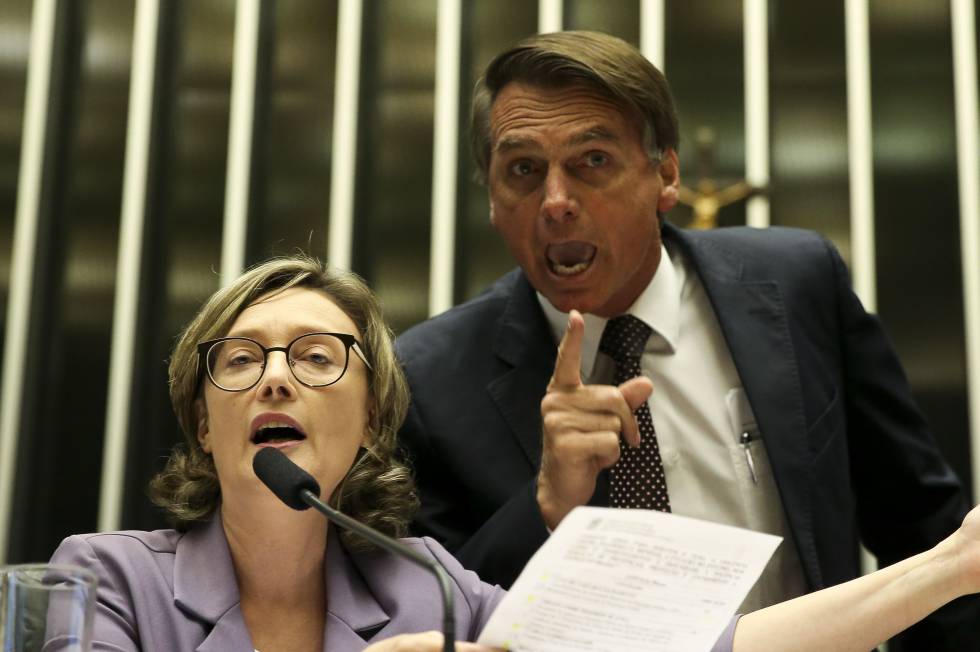 Os deputados Jair Bolsonaro e Maria do Rosário batem-boca no plenário da Câmara dos Deputados