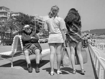 Mulheres de minissaias passeiam por Nice nos anos sessenta.
