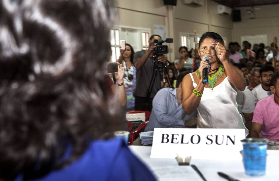 Bel Juruna, exigindo a atenção da representante da mineradora canadense Belo Sun, em audiência pública de 21 de março de 2017, em Altamira, Pará.