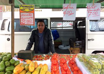 Bacalhau, pastel, e política: um dia na feira após a delação da Odebrecht