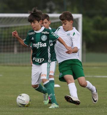 Equipe sub-11 do Palmeiras em partida contra o Guarani.