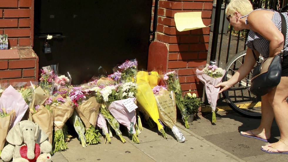 Mulher presta homenagem às vítimas do atentado no Finsbury Park.