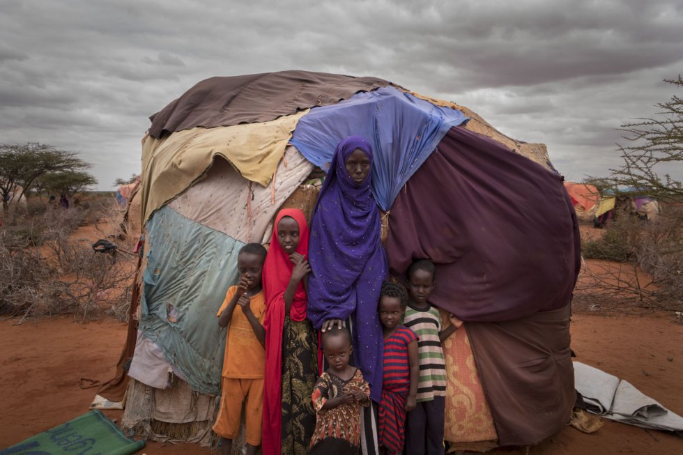 Sahra vive com seus cinco filhos em um barraco no campo de refugiados de Hodo, no norte da Somália. Esta mulher chegou neste lugar inóspito depois de caminhar mais de 160 quilômetros e ver dois de seus filhos morrerem de fome pelo caminho. Uma de suas filhas sofre de desnutrição aguda severa. Neste campo 1.000 pessoas sobrevivem no mais absoluto desespero.
