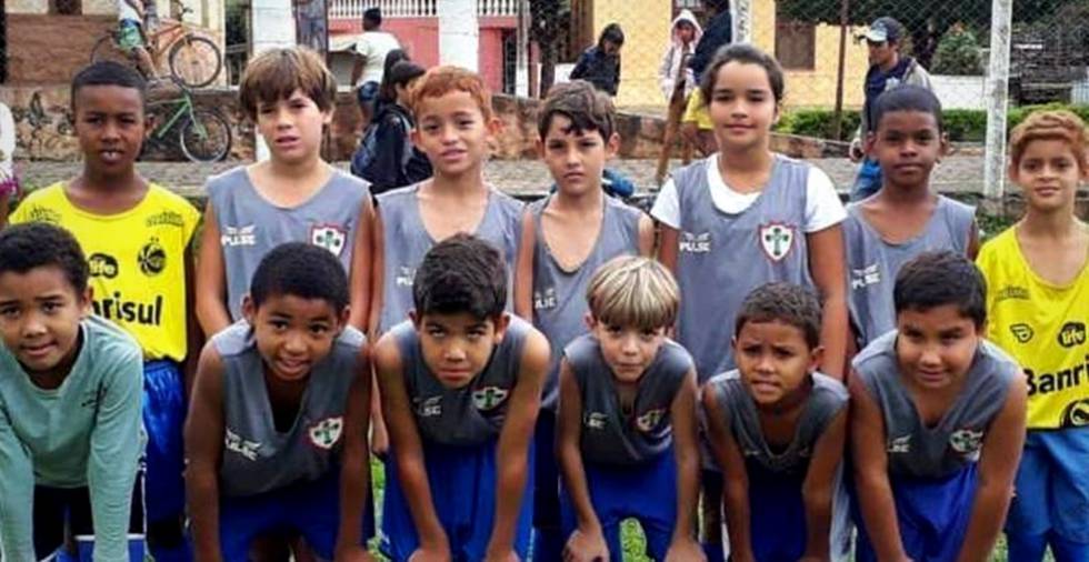Maria Alice é a única menina futebolista em Vieiras, interior de Minas Gerais.