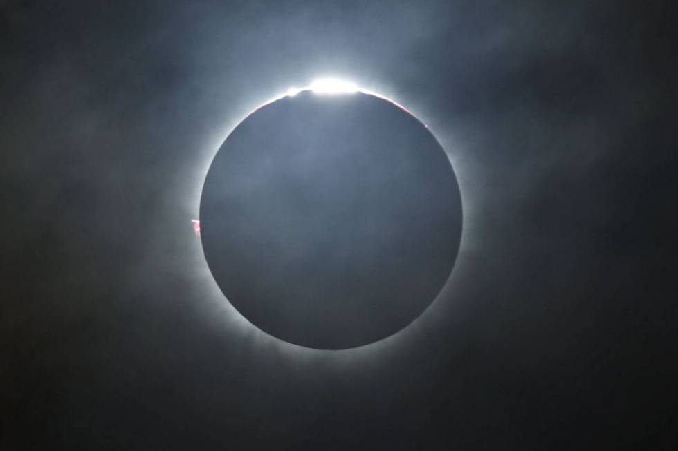 Eclipse solar total visto da Ilha Ternate, na Indonésia, em março de 2016.