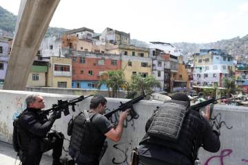 Policiais na passarela da Rocinha: tiroteio leva pânico à população do Rio de Janeiro nesta sexta-feira.