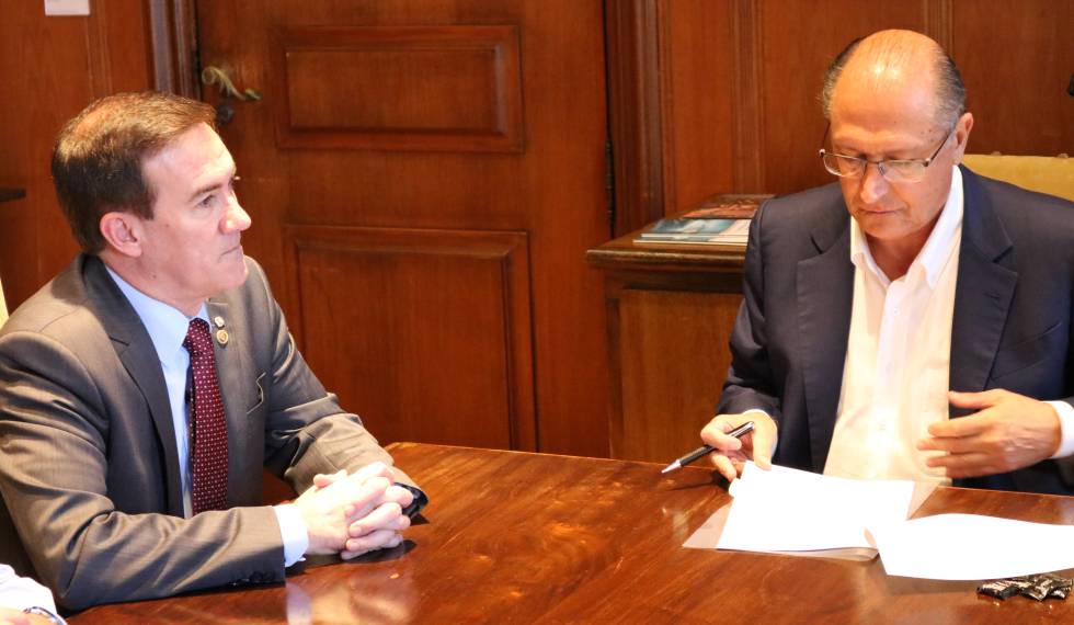 O deputado estadual Coronel Camilo (PSD), em reunião com o governador de São Paulo, Geraldo Alckmin (PSDB)