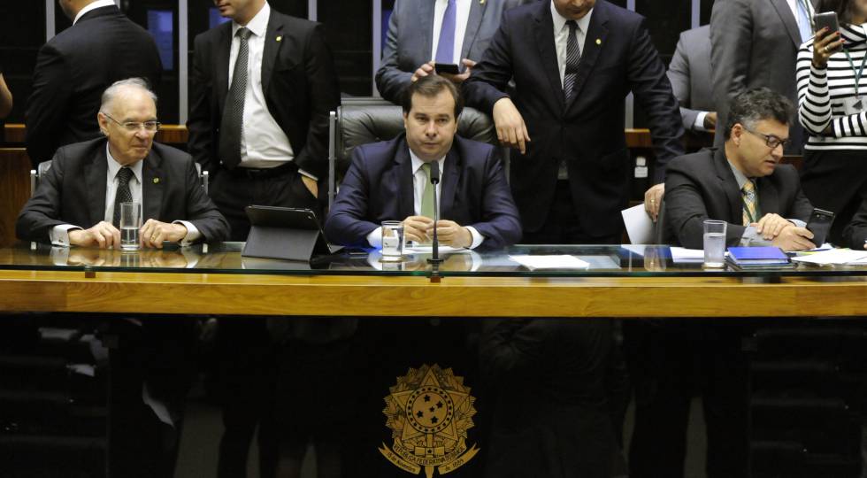 O presidente da Câmara (centro) durante a votação do Refis.