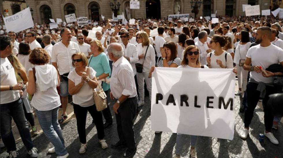 Manifestantes defendem unidade espanhola em Madri e, em Barcelona, pedem diálogo