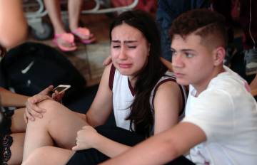 Estudantes choram após ataque na escola em Goiânia.