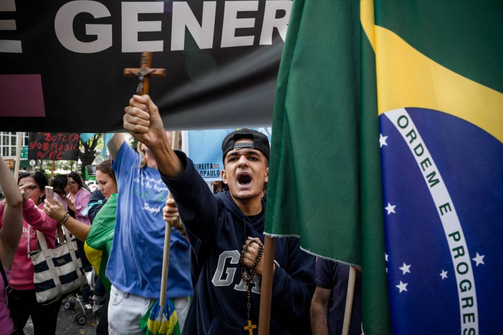 Manifestante contrário a Judith Butler.