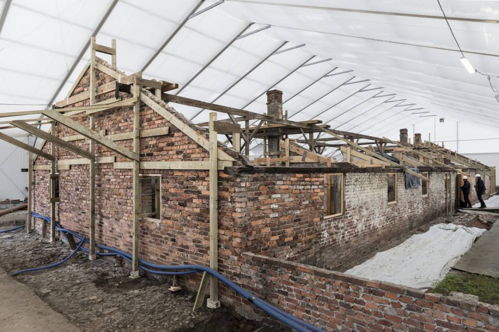Os pavilhões de Auschwitz II-Birkenau foram construídos com tijolo e estão muito deteriorados. Hoje, são submetidos a um processo de restauração, protegidos por imensas lonas brancas.