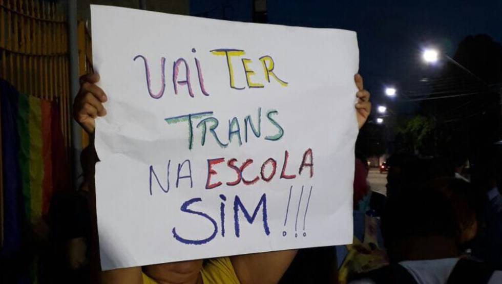 Cartaz em protesto a favor de Lara em Fortaleza.