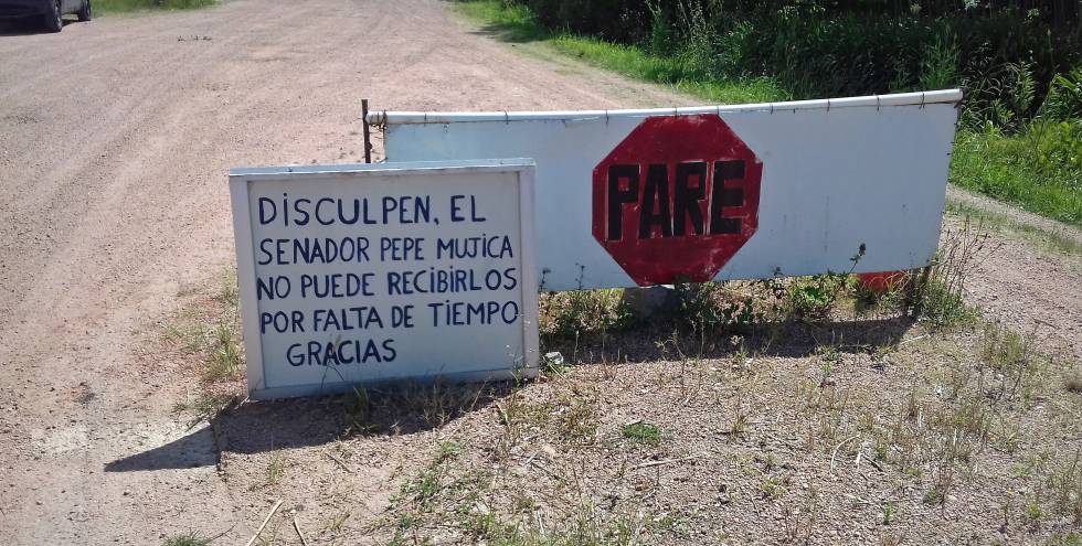 O alerta na estrada que dá acesso à propriedade de Mujica.