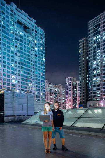 Os europeus Kristina Cahojova e Hynek Jemelik, inventores de um medidor de fertilidade feminina, criaram seus produtos na aceleradora de ‘start-ups’ HAX, Shenzhen