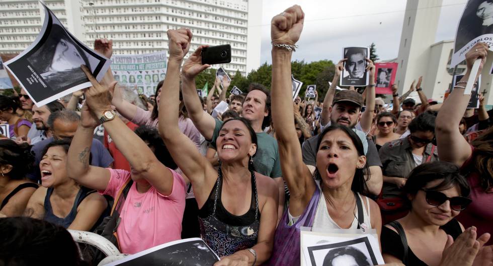 Argentinos celebram a sentença de prisão perpétua para repressores. 