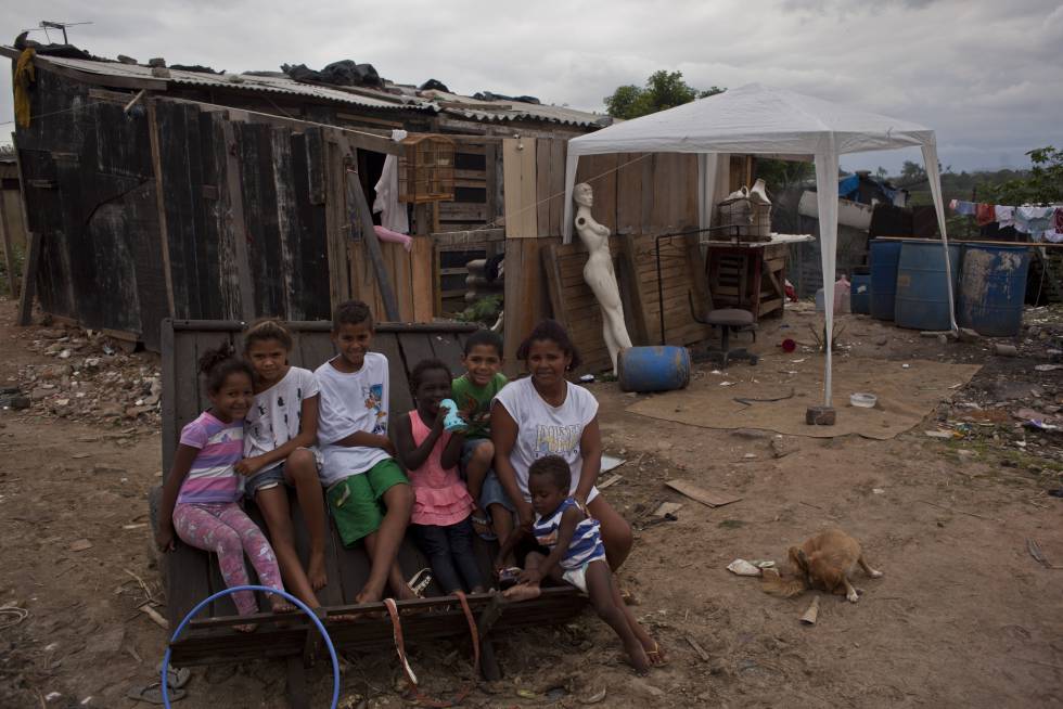 Fátima Catarina, de 33 anos, junto aos seus filhos na porta de casa.