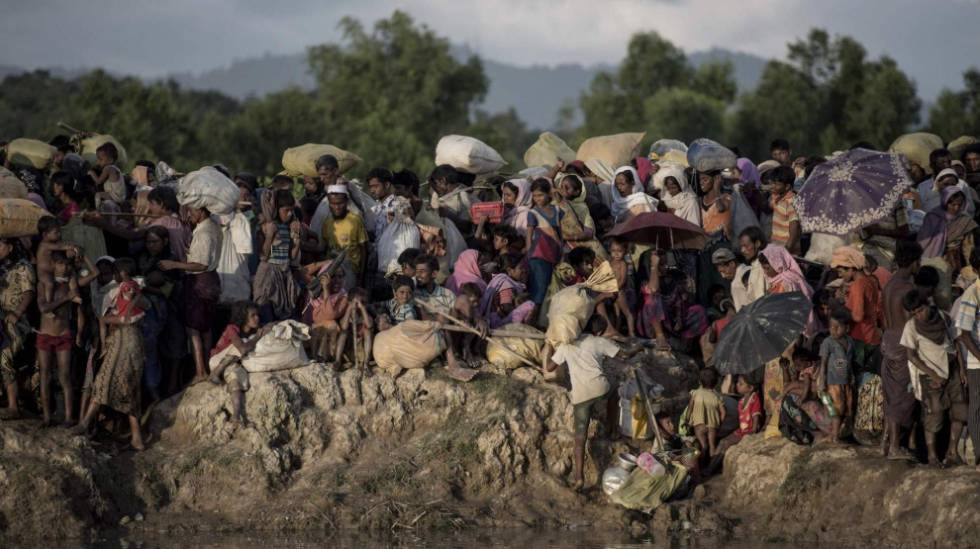Refugiados rohingyas esperam para cruzar o rio Naf, que delimita a fronteira entre Myanmar e Bangladesh, em 9 de outubro