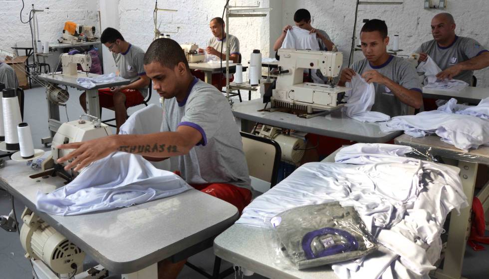 Presos costuram uniforme escolar em Minas Gerais.