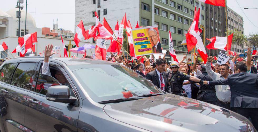 O presidente do Peru, Pedro Pablo Kuczynski, saúda apoiadores.