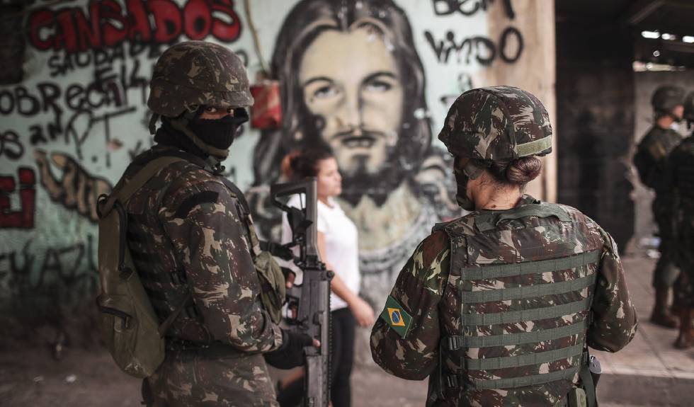 Forças Armadas patrulham a favela da Maré, no Rio, no último dia 13.