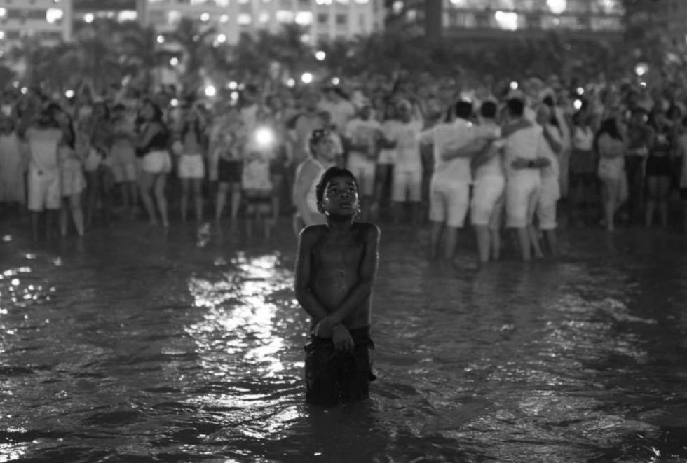Foto de menino negro em Copacabana gera debate