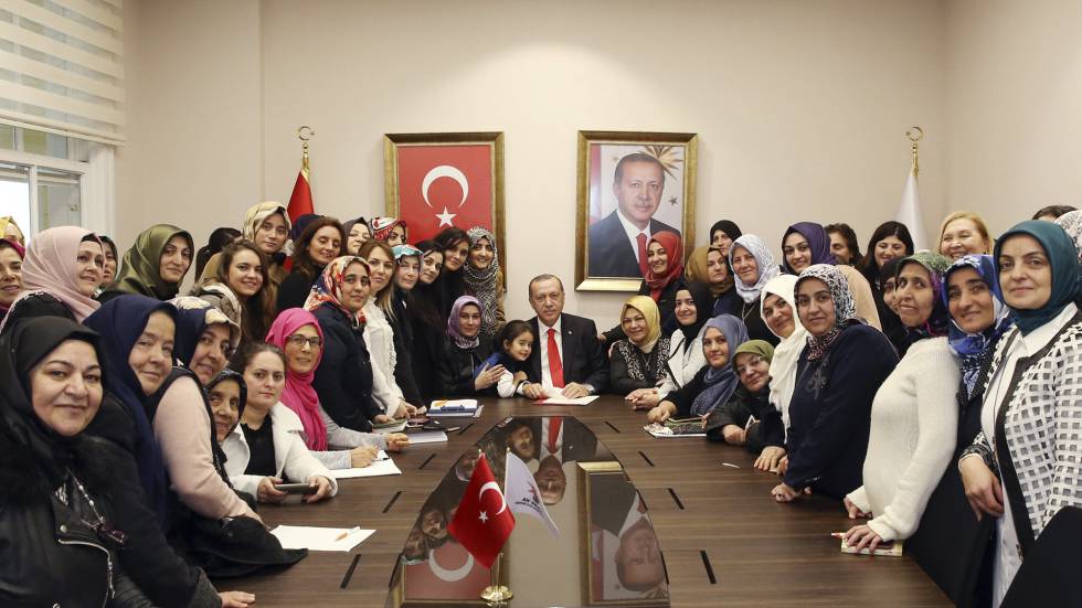 O presidente turco, Recep Tayyip Erdogan, com mulheres que apoiam seu partido em uma recepção em Istambul, em 3 de janeiro