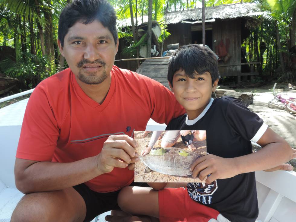 Seu Valdo e o filho, moradores do Marajó, segurando a foto de Angelina,