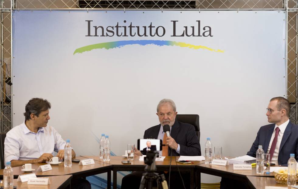 Lula entre o ex-prefeito de São Paulo Fernando Haddad e seu advogado.