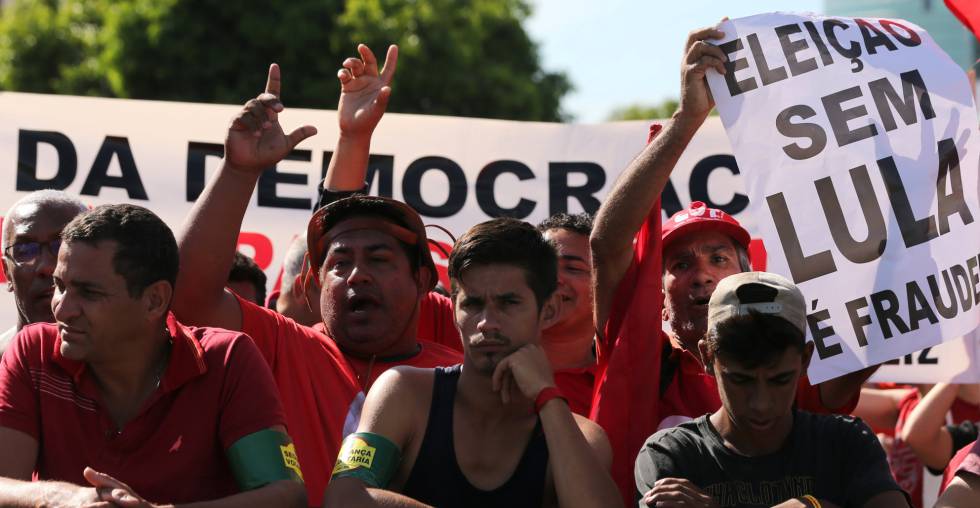 Apoiadores do ex-presidente Lula se manifestam em Porto Alegre, na última quarta-feira.