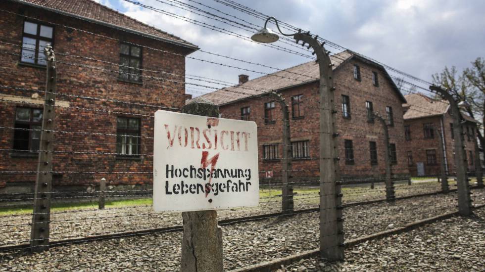 Cerca de arame farpado no antigo campo de concentração e extermínio nazista de Auschwitz