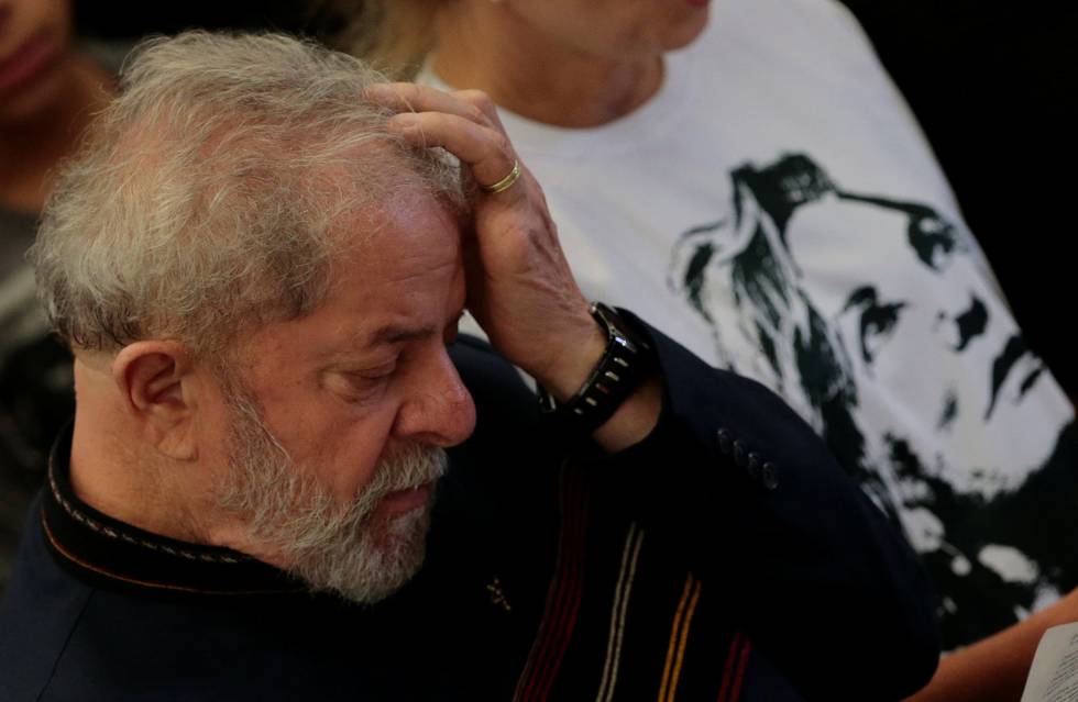 Lula na missa de um ano de morte da esposa, Marisa Letícia.