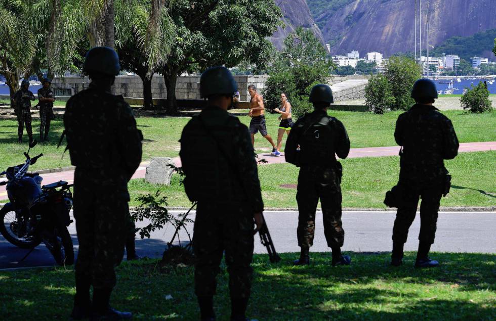 Militares patrulham o aterro do Flamengo, no último sábado.