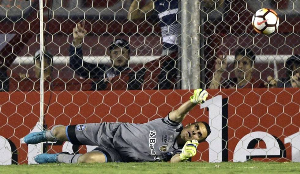 Resultado de imagem para Marcelo Grohe defesa do penalti contra o Independiente recopa 2018