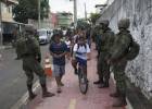 Sem amparo legal, militares usam celulares pessoais para ‘fichar’ moradores de favelas