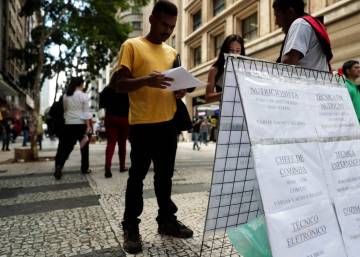 Topa tudo por trabalho: brasileiros aceitam salários menores e postos sem carteira para driblar desemprego